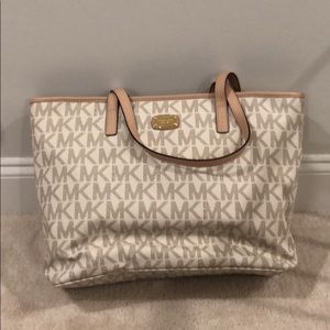 Michael Kors Jet Set Multifunctional Tote